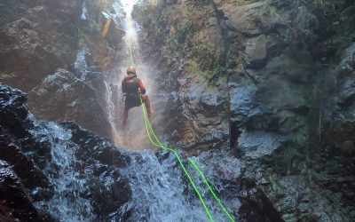 ¡Qué locura! Un barranco con agua termal a 2h de Barcelona.