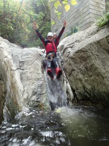 Tobogán en el barranco termal